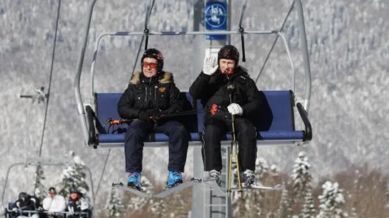 Dmitrij Medvěděv a Vladimir Putin na lyžích