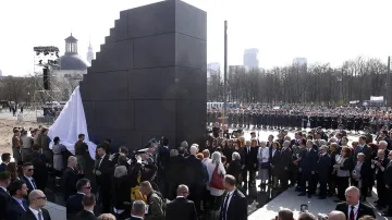 Ceremonie odhalení památníku smolenské tragédie na Pilsudského náměstí ve Varšavě