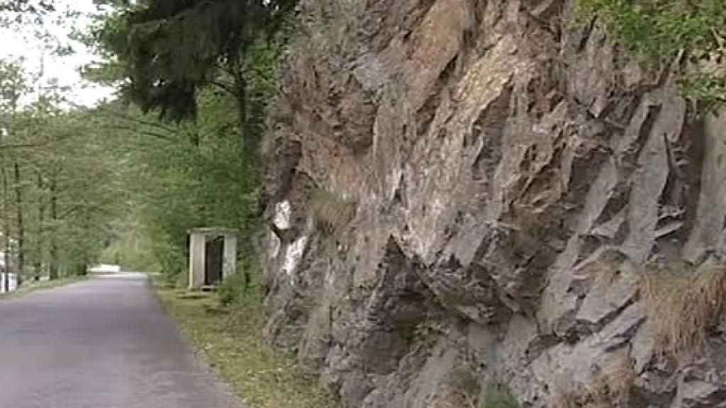 Skála ohrožuje silniční provoz