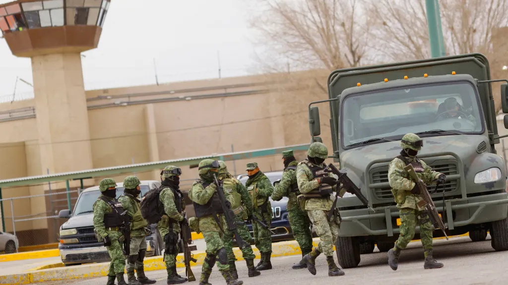 Členové mexické armády před věznicí Cereso 3