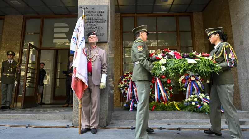 Před budovou Českého rozhlasu v Praze se konala tradiční vzpomínková akce k uctění památky obětí invaze vojsk Varšavské smlouvy v roce 1968