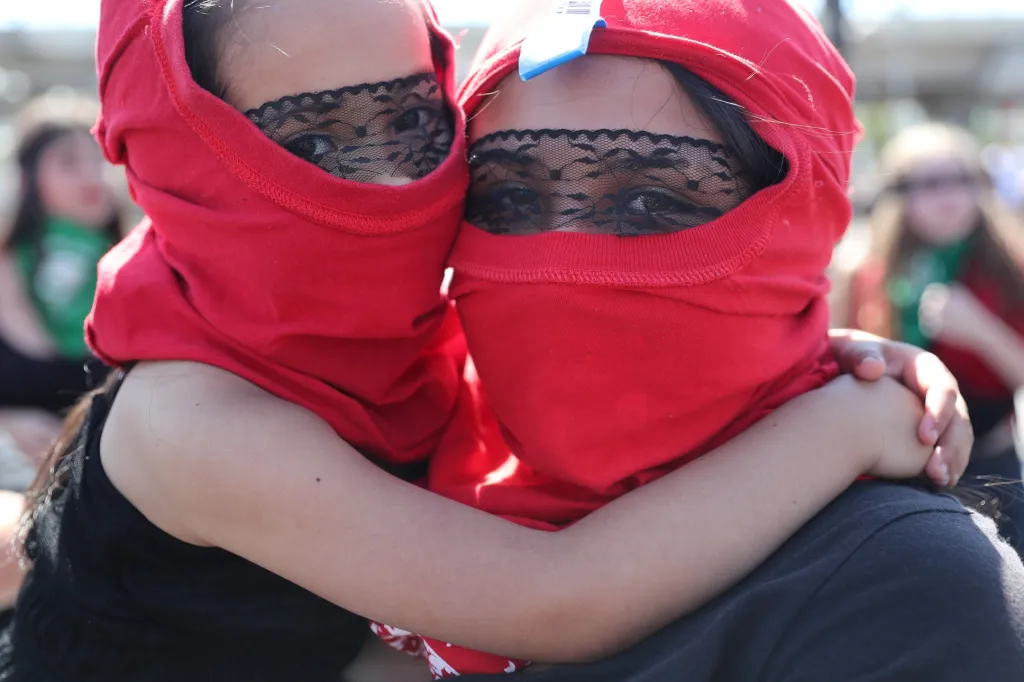 Maminka s dcerou se připojily k organizaci bojujíci za rovnoprávnost žen v chilském Santiagu