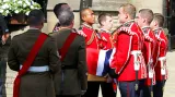 Vojáci přinášejí rakev vojína Rigbyho do kostela v Bury