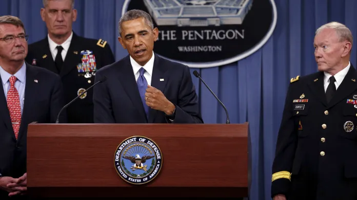 Prezident USA Barack Obama při projevu v Pentagonu (úplně vlevo ministr obrany Ash Carter)