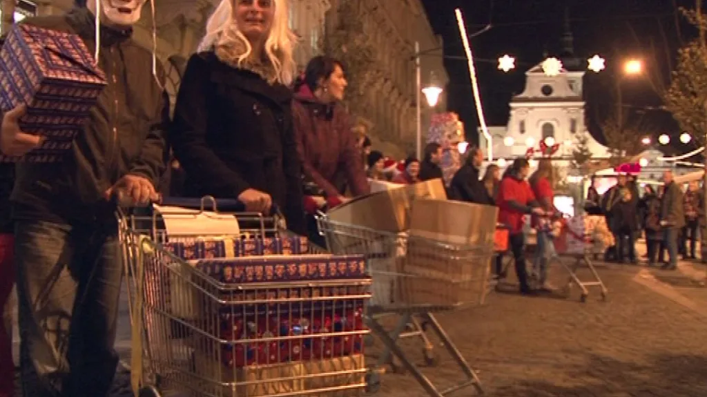 Závodníci s košíky projeli městem