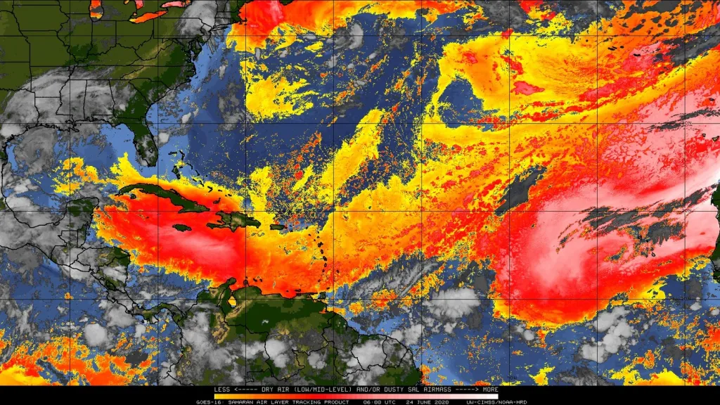 Pohled na rozložení saharského prachu (zvýrazněn červenou barvou) pomocí meteorologických družic