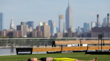 Žena relaxuje v Domino parku v Brooklynu