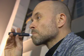 Poslanci schválili daňový balíček i s novou daní na zahřívaný tabák. Senátní protinávrh neprošel