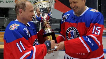 Putin a jeho spoluhráč Alexandr Jakušev s trofejí