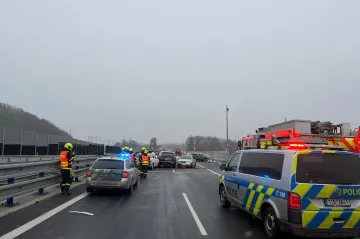 Kombinace sněžení a větru opět působí problémy v dopravě, potíže mají hlavně kamiony