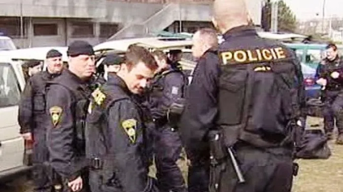 Policie zasahuje při pochodu pravicových radikálů v Plzni.