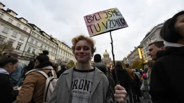 Lidé se sešli v centru Prahy, uctívají památku obětí homofobní vraždy