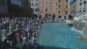 Turisté u fontány di Trevi