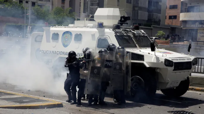 Příslušníci pořádkové policie zasahují v centru Caracasu