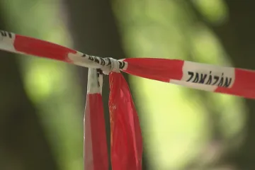 Cyklista tahal kolo pod kládami, důchodce se plazil pod stromem. Zákaz vstupu řada turistů porušuje