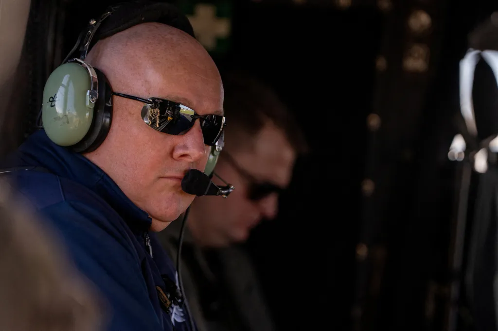 Novozélandský premiér Christopher Luxon na cestě vrtulníkem z Aucklandu, aby posoudil škody po sesuvech půdy