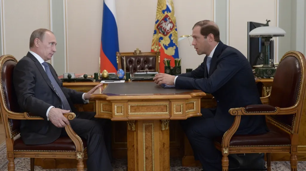 Prezident Vladimir Putin jedná s ministrem Denisem Manturovem