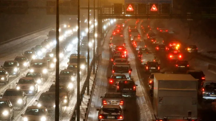 Silné sněžení a dopravní špička v Berlíně