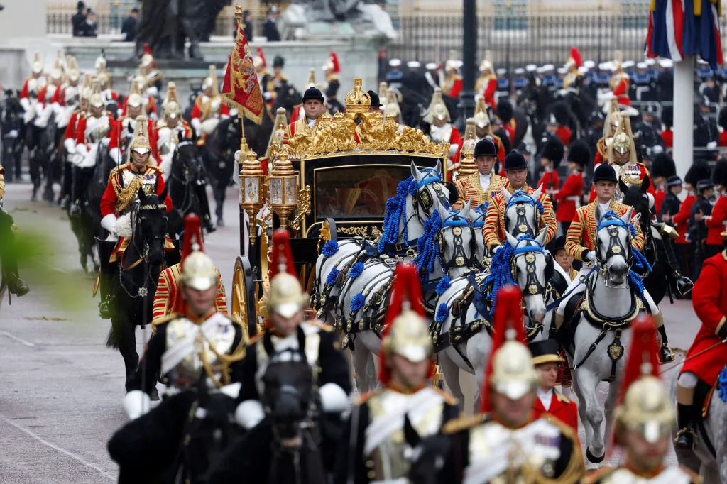 Zlatý kočár s královským párem projíždí do Buckinghamského paláce