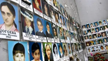 Fotografie dětí, které zemřely při teroristickém útoku na školu v Beslanu