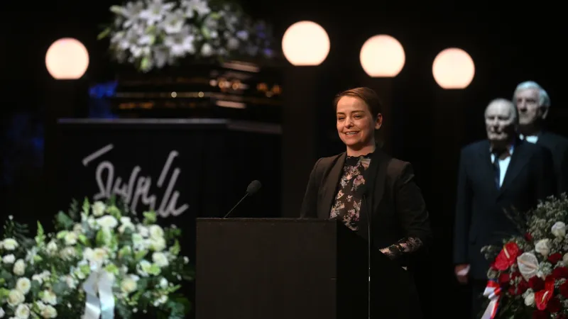 Pavla Beretová při posledním rozloučení s Aloisem Švehlíkem