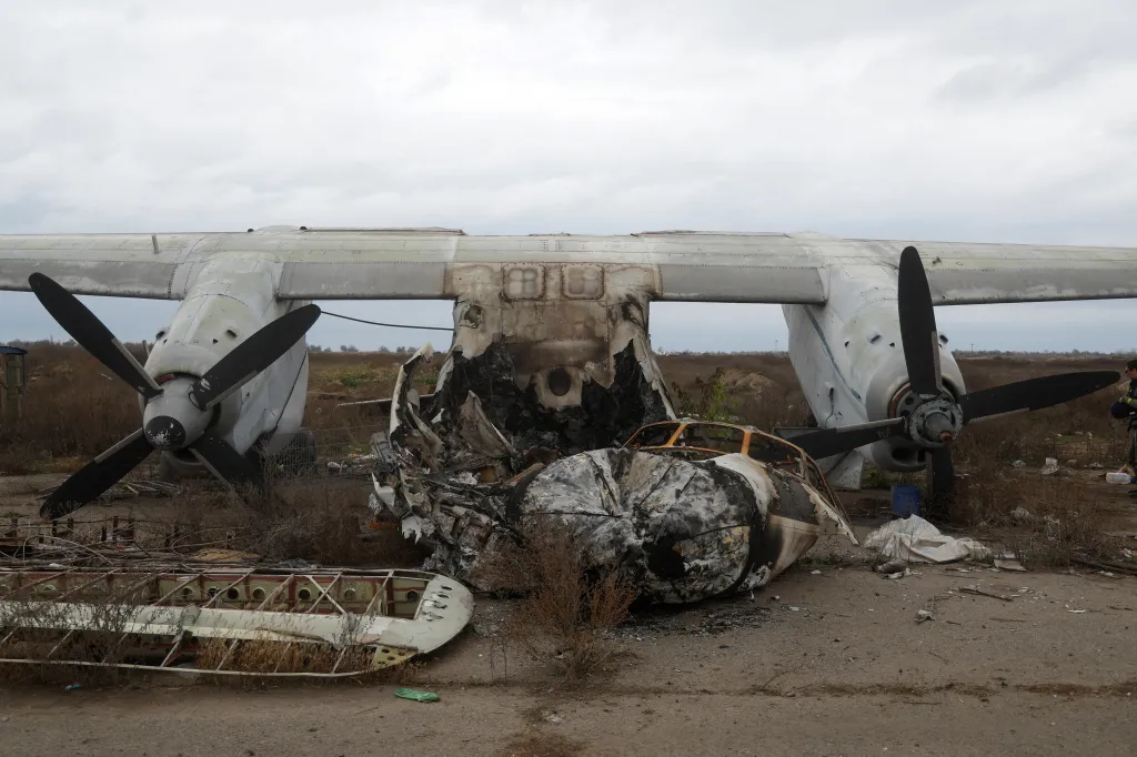 Pozůstatky zničeného letadla Antonov An-24 na mezinárodním letišti Cherson