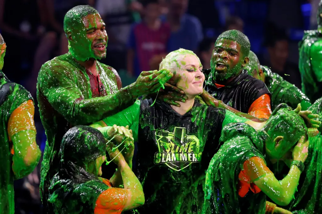 Lyžařka Lindsey Vonnová byla jednou z hvězd Nickelodeon Kids' Choice Awards Sports v Kalifornii. Během hlavní show ji performeři celou „poslimovali“. Slim, nebo sliz je v současnosti jednou z nejoblíbenějších hraček dětí