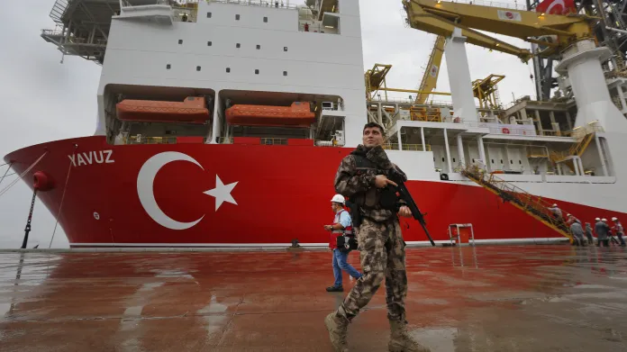 Hlídka u průzkumné lodě čekající na vyplutí z istanbulského přístavu