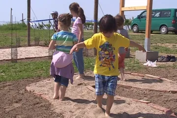 Česko-rakouskou hranici protíná nová stezka pro bosé