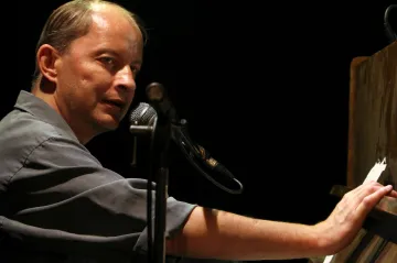 Recenze: Nebe je zatažený. A Filip Topol zůstal sám se svým klavírem