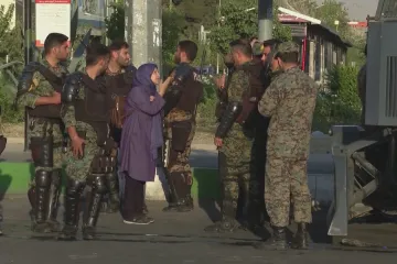 Íránské protesty pokračují stávkami. Režim popírá zrušení mravnostní policie