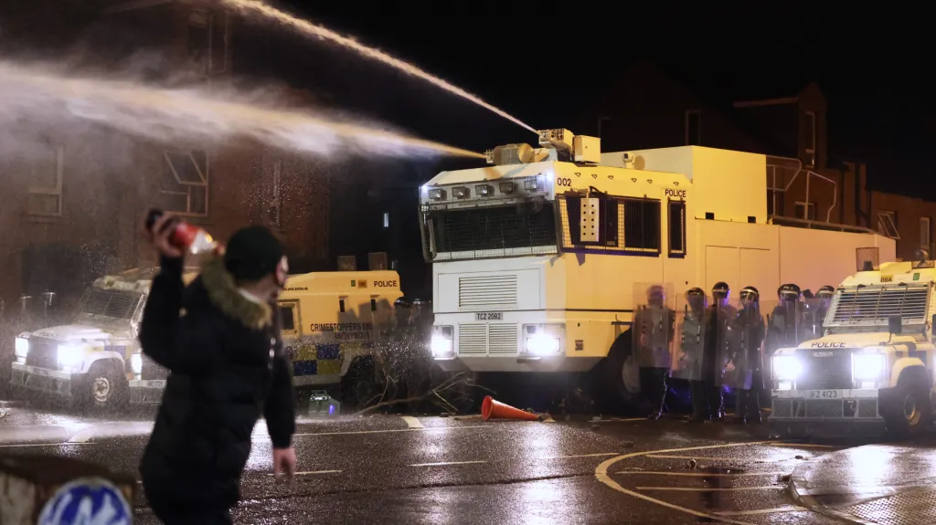 Severoirská policie zasahovala v ulicích západního Belfastu vodními děly