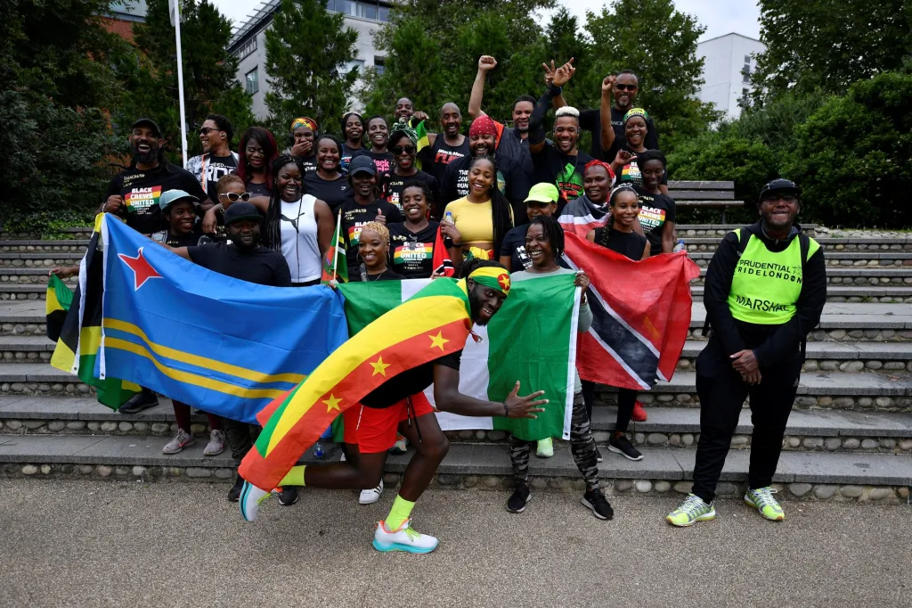 Karneval Notting Hill v Londýně se v roce 2021 nekoná. Z obav o šíření onemocnění covid-19 jeho přípravy přerušili samotní pořadatelé. Několik fanoušků se ale do londýnských ulic vydalo slavit
