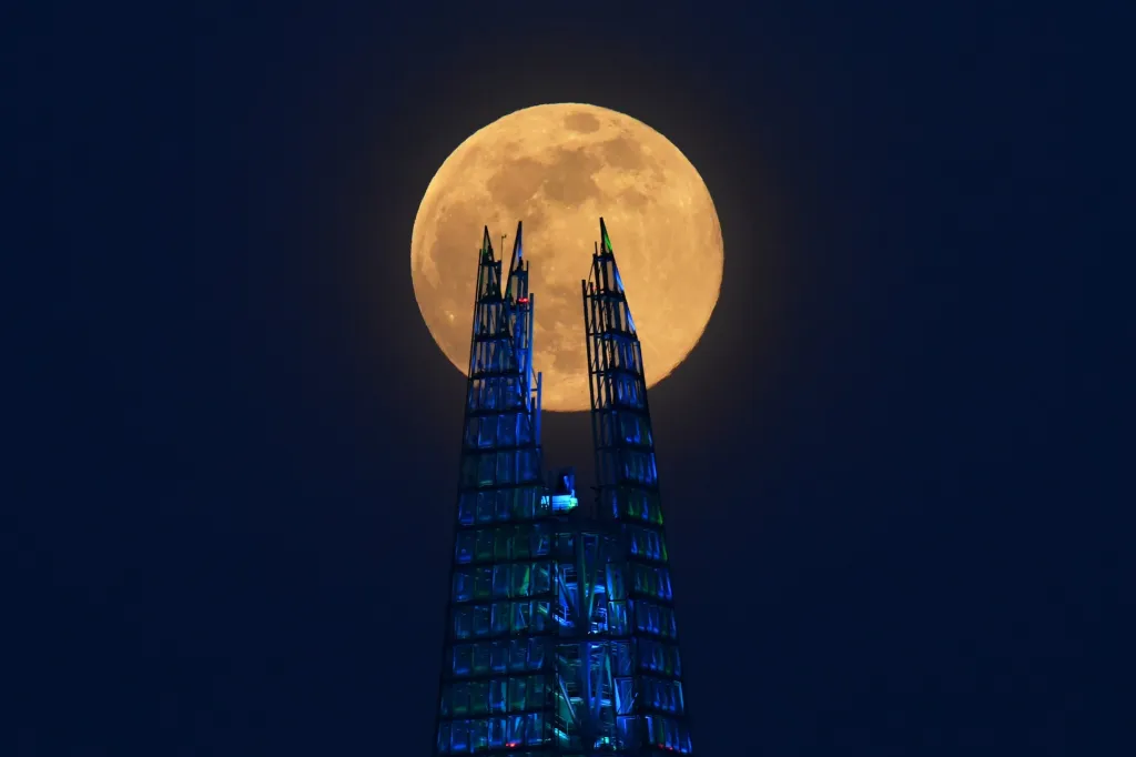 Superúplněk rozzářil 7. dubna v noci londýnský The Shard, česky Střep. Budova byla otevřena v roce 2012 jako tehdy nejvyšší v Evropě