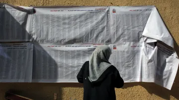 Egypťanka kontrolující volební seznam na jedné z volebních místností