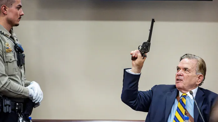Expert u soudu se zbrojířkou demonstruje, jak správně odjistit zbraň