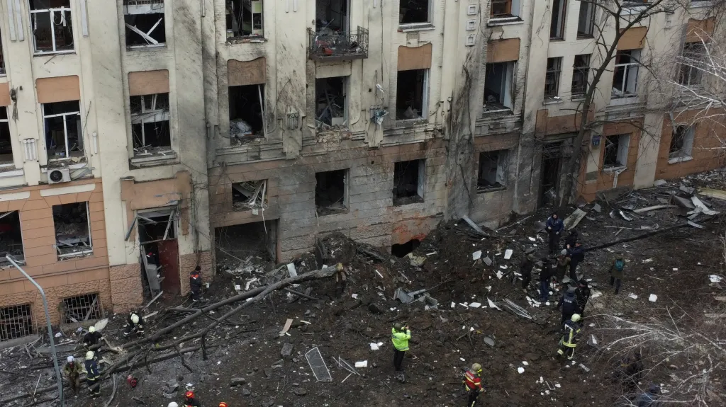 Dům poškozený ruským raketovým útokem v centru Charkova, 5. února 2023