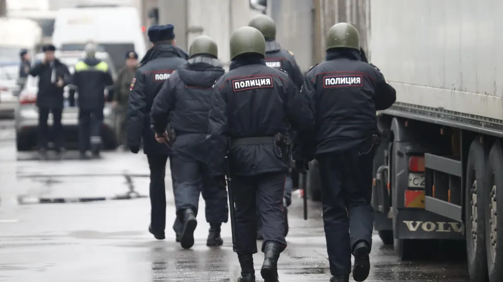 Ruská policie zasahuje u továrny Meňševik