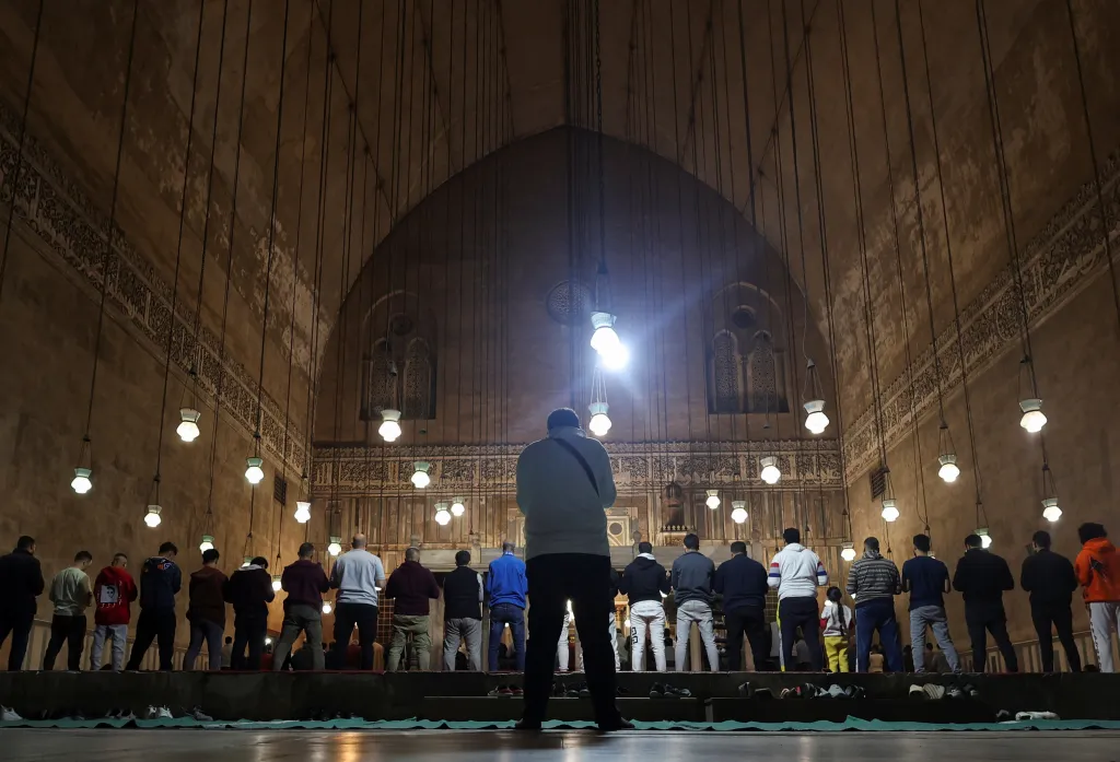 Muslimští věřící se účastní večerních modliteb během posledních deseti nocí muslimského měsíce ramadánu