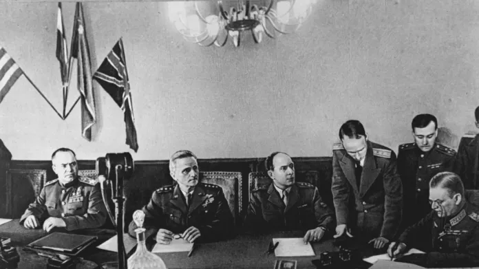 Wilhelm Keitel (vpravo) podepisuje kapitulaci Německa při druhém ceremoniálu v Berlíně