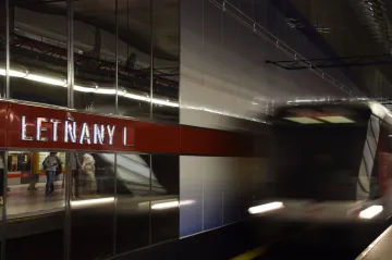 Místo metra jezdí do pražských Letňan jen autobusy, dopravní podnik vyměňuje zabezpečení