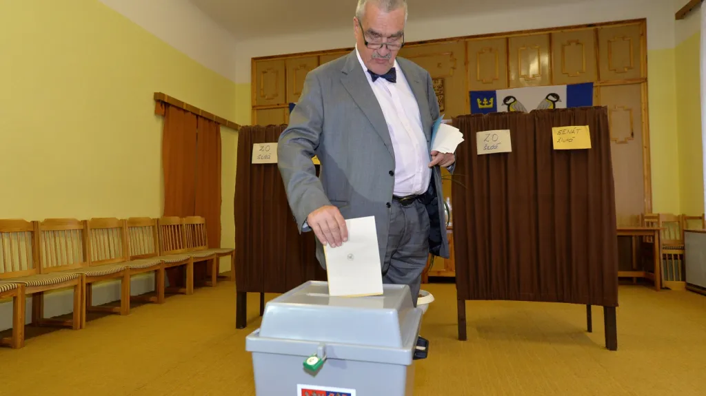 Karel Schwarzenberg ve volební místnosti