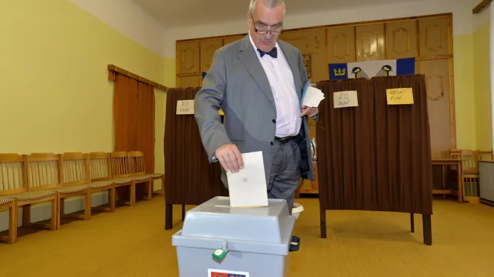 Karel Schwarzenberg ve volební místnosti