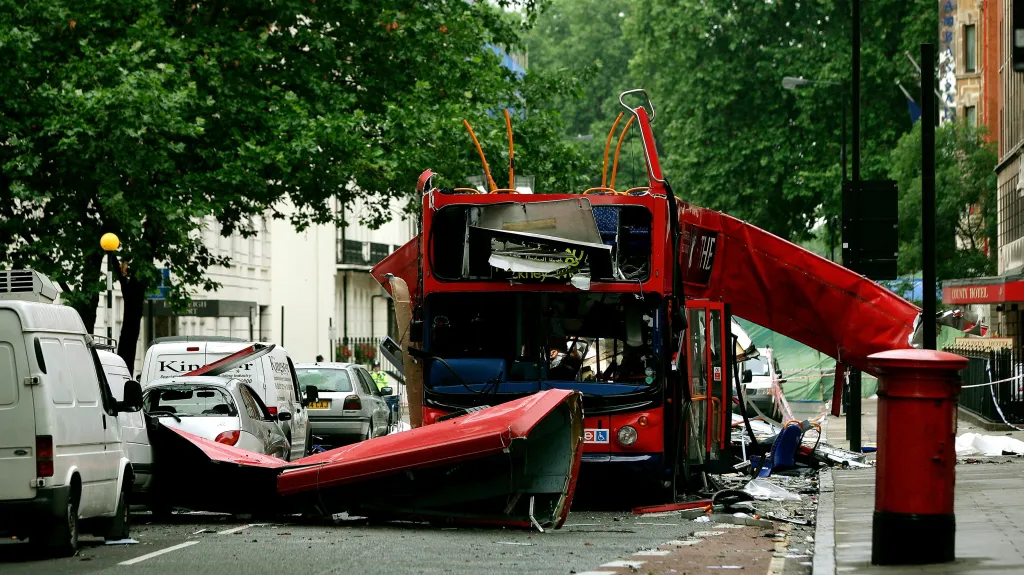 Následky bombových útoků v londýnské hromadné dopravě v roce 2005