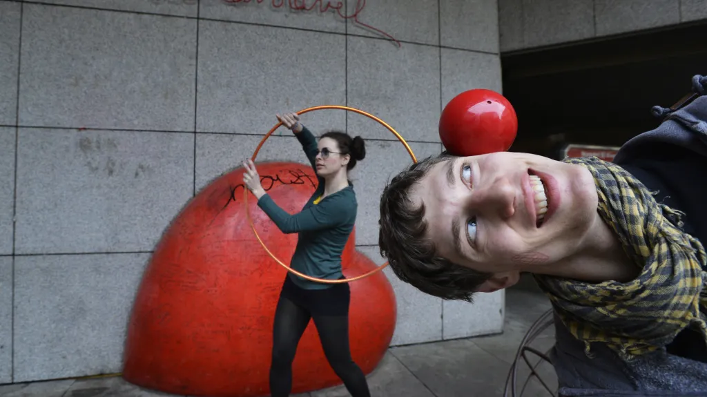 První máj není jen svátkem lásky a práce, ale i živou studentskou oslavou, která každoročně vyvrcholí Majálesem. Majáles přichází s rozmachem univerzit a je tradován již od 15. století a jeho nedílnou součástí je vždy recesistní pouliční divadlo.