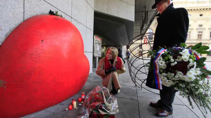 Dagmar Havlová a šéf Národního divadla Jan Burian u památníku Václava Havla