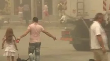 Kropící cisterna \"chladí\" náměstí