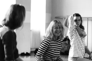 Ženy s lukem v ruce, šípem za pasem a švestkami v batohu