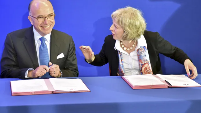 Ministři vnitra Francie a Británie Bernard Cazeneuve a Theresa Mayová podepsali dohodu o spolupráci při řešení uprchlické krize