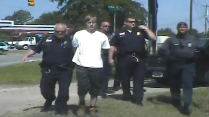 Záběry po zatčení Dylanna Roofa